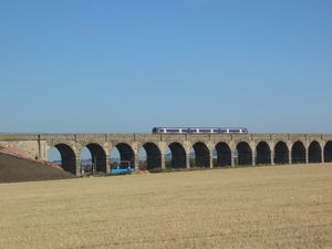 아몬드 밸리 고가교는 웨스트로디언의 브록스번과 라토 사이에 위치한다.