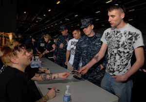 USS 존 C. 스타니스 항공모함에서 선원들에게 사인을 해주는 볼링 포 수프 멤버들.