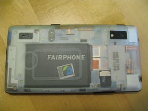 투명 커버가 장착된 페어폰 2 뒷면, 모듈형 디자인을 보여줌