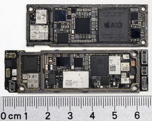 아이폰 11 (상단) 메인 로직 보드의 애플 A13 SoC