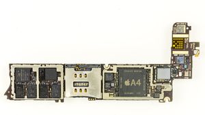 아이폰 4 메인 로직 보드와 애플 A4 SoC
