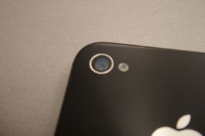 아이폰 4s의 뒷면 카메라.