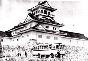 1954년(쇼와 29년) '도야마 박람회 기념 사진첩'에 실린 사진. 원제는 '도야마성과 관광 버스'