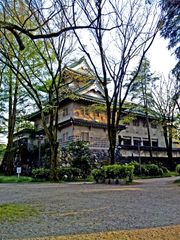 사토 기념 미술관의 북쪽. 외벽은 호쿠리쿠 지방의 성곽 특징인 나마코 벽풍으로 마감되어 있다.