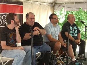 데이비드(오른쪽 끝)가 2009년 브루클린 도서 축제에서 코믹스 집필에 관한 패널에 참여한 모습.