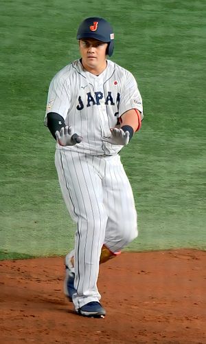 2023년 11월 17일, 도쿄 돔에서. APBC에서 출루 후 릴랙스 퍼포먼스를 하는 마키.