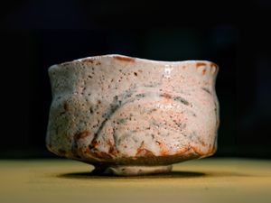 시노 유형 미노 도자기 다완 "후리소데"(振袖). 아즈치모모야마 시대부터 에도 시대까지(16-17세기) 제작되었다.