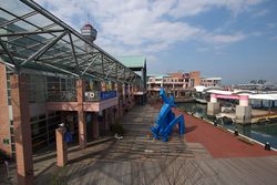 상업 시설과 잔교