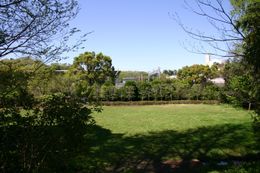 다마가와 세세라기 공원에서 다마가와다이 공원 방면을 바라봄(2013년 4월 촬영).왼쪽은 다마가와역, 정면 방향이 다마가와다이 공원에 해당한다. 오른쪽은 덴엔초후 가톨릭 교회, 그 앞에 [http://www.city.ota.tokyo.jp/midokoro/park/houraikouen.html 호라이 공원]이 있다.