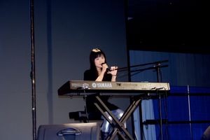 2007년 4월 14일 Tekkoshocon 5에서 라이브 공연 중인 이이지마 마리