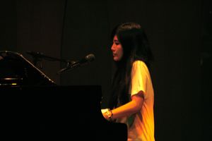 2010년 7월 31일 도쿄 하쿠주 홀에서 라이브 공연 중인 이이지마 마리