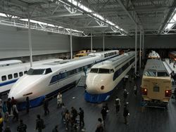 자켓 사진의 일부는 리니어·철도관 관내에서 촬영되었다