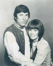 1976년 메리 하트만, 메리 하트만의 홍보 사진 속 그렉 멀러비와 래서