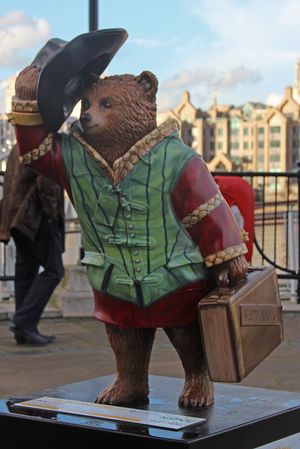 런던 셰익스피어 글로브 밖에 있는 셰익스피어 테마의 패딩턴 베어 동상. NSPCC 기금 마련을 위해 경매에 부쳐졌다.