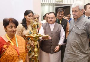 2018년 세계 간염의 날을 기념하여 인도에서 국가 바이러스성 간염 관리 프로그램 출범식에서 점등하는 귀빈들