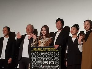 영화 『라스트 패신저』 무대 인사의 모습 (2024년 11월). 중앙이 이와타.
