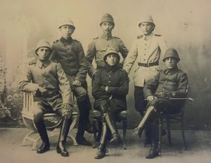 오스만 제국 육군의 중위였던 모셰 샤레트(가운데 앉아 있음)와 육군 내 다른 유대인 장교들 (1916)