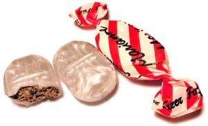 부서지기 쉬운 초콜릿 충전재가 들어있는 마리안느 사탕