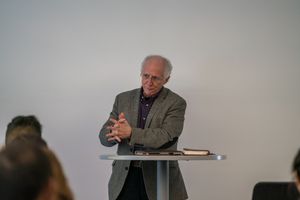 캘리포니아 주에서 강의하는 존 파이퍼