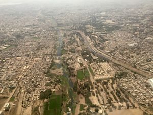 라지코트 시를 흐르는 아지 강의 항공 사진