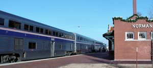 노먼에 정차하는 암트랙 열차