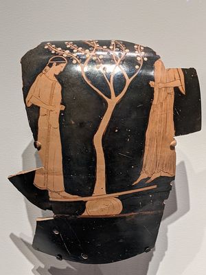 보스턴 미술관에 소장되어 있는, 시소를 타는 두 소녀를 묘사한 아티카 적색상 도기 크라테르 조각(기원전 470년에서 460년 사이 레닌그라드 화가 그림).