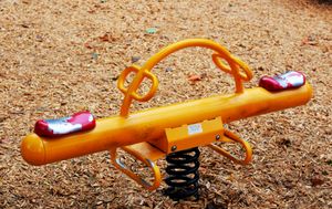 어린이 놀이터의 시소