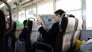 스가노의 요미우리 입단과 관련해서 신문 기사를 읽고 있는 모습(2012년 10월)