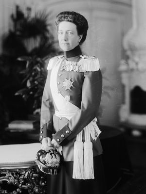 빅토리아 여왕은 34 (포메라니아) 퓨질리어의 명예 연대장으로서 제복을 입고 있다.