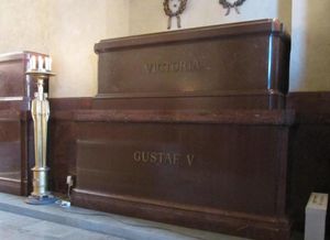 리다르홀멘 교회 내부의 구스타프 5세 국왕과 빅토리아 여왕의 석관.