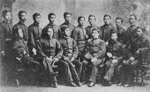 해병 생도 시절뒷줄 왼쪽 4번째 우치다 마사토시, 5번째 야마모토 곤베, 9번째 가타오카, 앞줄 왼쪽 유키시타 구마노스케, 옆은 가미무라 히코노조, (샌프란시스코에서)