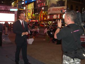 Nick Dixon이 2011년 4월 28일 ITV의 Daybreak 프로그램에서 타임스 스퀘어에서 결혼식에 대한 미국인들의 시각을 보도하고 있다.