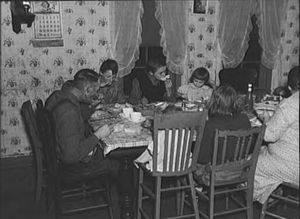 저녁 식사 중인 가족 (1937년 3월)