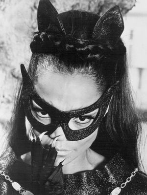 캣우먼을 연기하는 어사 키트 (1967년)