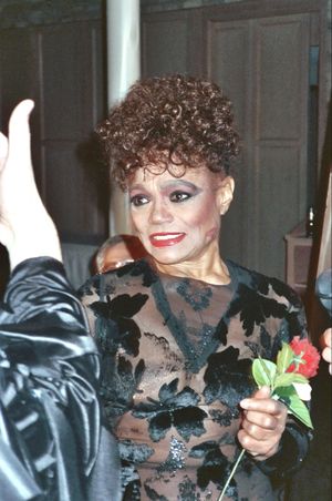 콘서트에서 노래하는 어사 키트 (2006년)