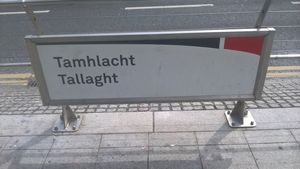 루아스 탈라트 정류장 이중 언어 표지판