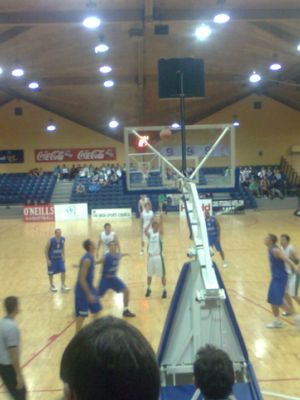 아일랜드 농구 국가대표팀과 룩셈부르크 농구 국가대표팀의 국립 농구 경기장 경기 모습