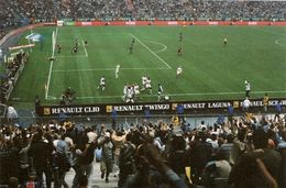 오세르 선수들과 팬들이 2003 쿠프 드 프랑스 결승전 우승을 축하하고 있다.