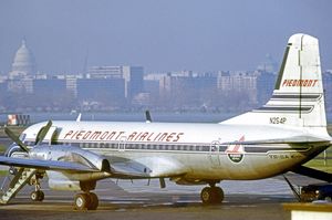 1972년 미국 국회의사당을 배경으로 한 로널드 레이건 워싱턴 국립공항에서 피에몬트 항공 YS-11A