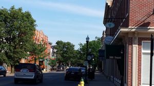 스프링 거리는 시내의 주요 쇼핑 지역이다.