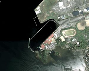 오무라 경정장 주변 항공 사진. 2010년 5월 8일 촬영. 국토교통성 국토지리원 [https://mapps.gsi.go.jp/ 지도・항공 사진 열람 서비스]의 항공 사진을 기반으로 작성.