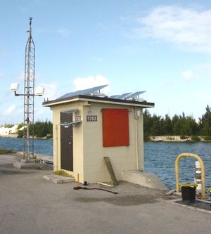 국립 해양 대기청(NOAA)의 웨이크 섬 항구 기상 관측소는 풍속, 기압, 기온 및 조수에 대한 데이터를 측정하고 전송한다.