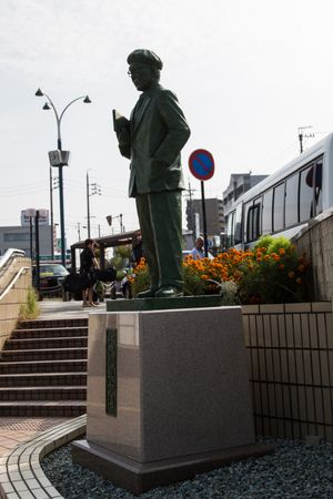 나바리역 앞 에도가와 란포 동상