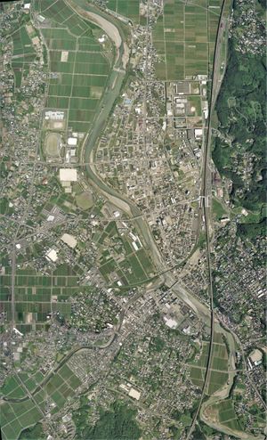 이즈미시 중심부 주변의 항공 사진.2006년 7월 29일 촬영한 4장을 합성 제작. 국토교통성 국토지리원 [https://mapps.gsi.go.jp/ 지도・항공 사진 열람 서비스]의 항공 사진을 기반으로 제작.