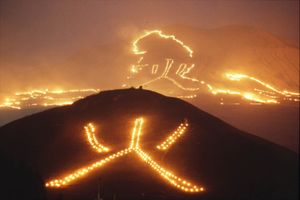 오조다케와 모토즈카에 불을 지펴 만들어진 '다이히몬지야키' 大火文字焼き로, 불(火)과 불꽃(炎)을 나타내는 한자가 보인다.