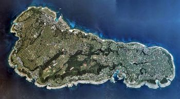 기카이 섬의 항공 사진. 사진 위쪽은 북서 방향. 2008년 12월 3일에 촬영한 41장을 합성하여 제작.국토교통성 국토지리원 [https://mapps.gsi.go.jp/ 지도・항공 사진 열람 서비스]의 항공 사진을 기반으로 제작.