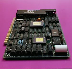 1986년에 발표된 크로멘코 사의 XXU 프로세서 보드. 16.7MHz로 작동하는 S-100 버스용으로 개발된 CPU 중 가장 빠른 CPU이다. 68881 코프로세서를 탑재한 Motorola 68020 프로세서와 16K 바이트의 고속 캐시 메모리를 사용하고 있다. 이 CPU는 미국 공군에 널리 보급된 Cromemco CS-250 컴퓨터에 채용되었다.