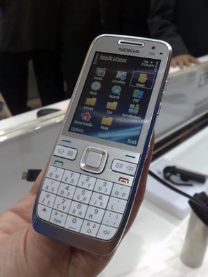 노키아 E55는 하프 QWERTY 자판 배열을 사용한다.