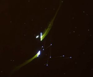 PDP-1에서 스페이스워!의 게임플레이 모습. 움직이는 우주선과 미사일은 인광이 CRT 모니터에서 켜진 후 천천히 사라지기 때문에 흔적을 남긴다.