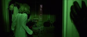 아니타 스트린드베르는 전갈의 꼬리 사건(1971)에서 잘로의 특징을 보여준다: 검은 장갑을 낀 살인자의 시점, 생생한 색상, 연약한 젊은 여성.